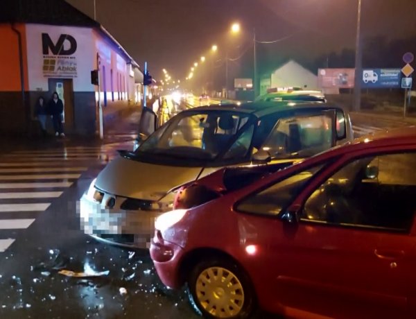 Ketten is megsérültek a 4-es főútvonal Család utcai csomópontjában történt balesetben