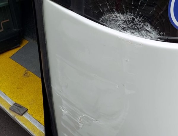 Rányitotta az ajtót egy parkoló autó egy Bocskai utcán közlekedő buszra