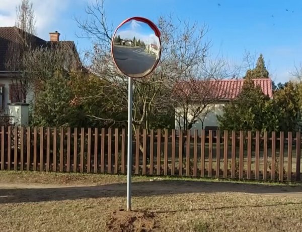 Parabolatükröt szereltek fel a Szikes–Templom–Fácán utcai kereszteződésben