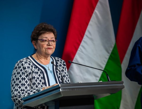 Országos tisztifőorvos: jövő kedden újabb 39 ezer ember számára érkezik oltóanyag