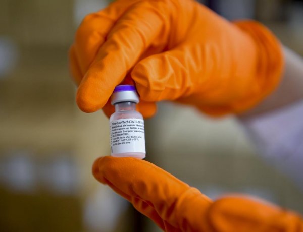Az EU további oltóanyagbeszerzésről egyezett meg a Pfizer és a BioNTech vállalatokkal