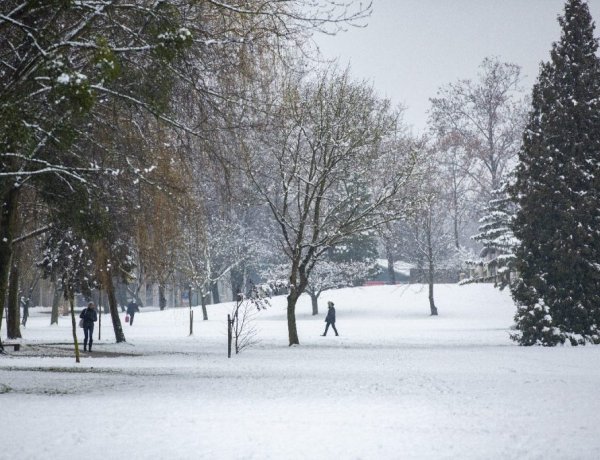 Leesett az idei első hó, a Dunántúlon máris fennakadásokat okoz