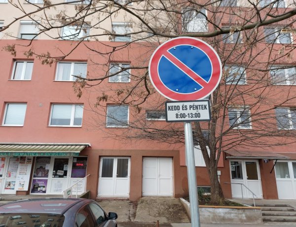 A hulladékszállítás idejére megállási tilalom lépett érvénybe az Ungvár sétány 35. számnál