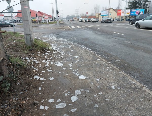 Kamionok és a ponyvás autók figyelem! Balesetet okozhatnak a tetőről leeső jégdarabok