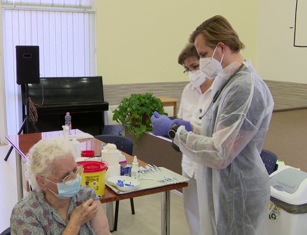 Elkezdődött az oltás az idősek otthonában – 84 fő kapta meg a koronavírus elleni vakcinát