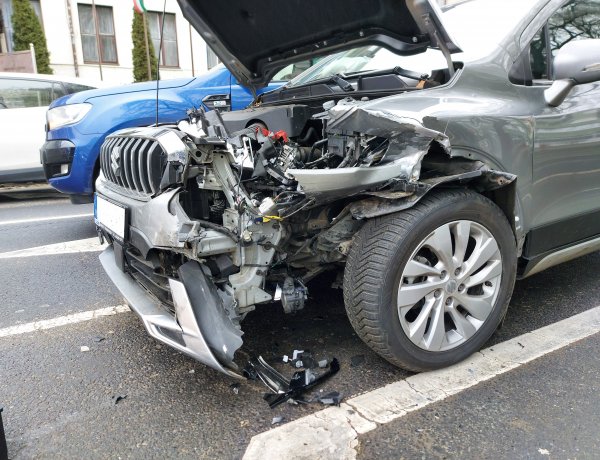 Hármas karambol történt vasárnap délelőtt – Egy sérültet szállítottak kórházba