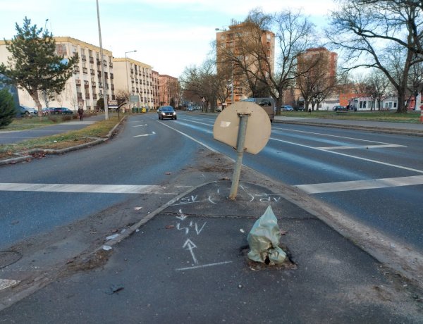 Oszlopot és táblát döntött, majd elhajtott a helyszínről egy autós Nyíregyházán