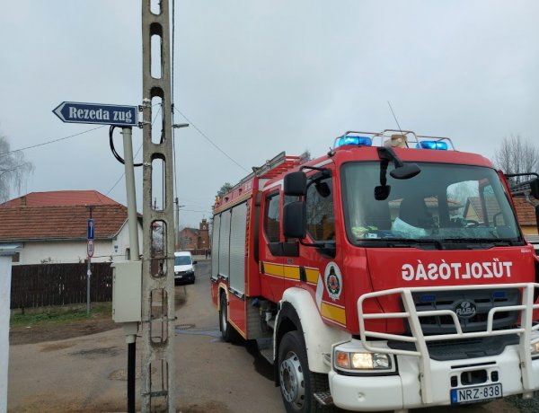 Kigyulladt egy komposztáló a Rezeda utcában Nyíregyházán         