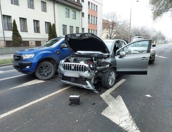 Hármas karambol történt a Sóstói úton, egy szemtanút sokkos állapotban szállítottak el