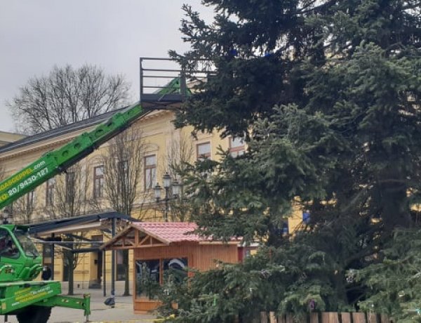 Búcsúzik a karácsony – Vízkereszt után a város fájáról is lekerülnek a díszek és égők