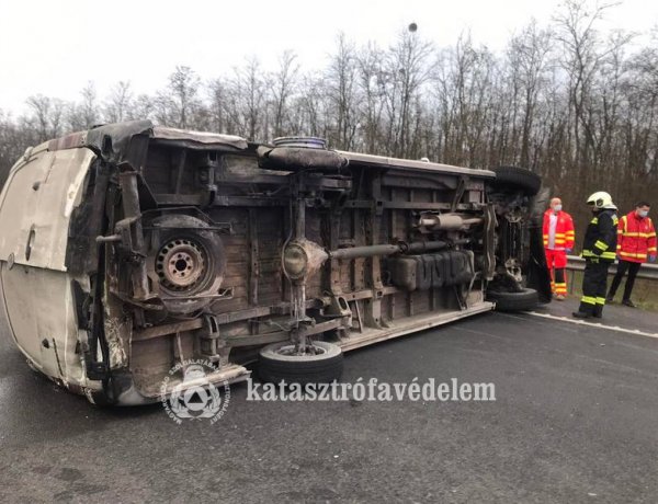 Az oldalára borult és keresztbe fordult egy kisbusz az M3-as autópályán, Nagykállónál