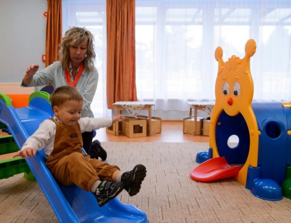 Novák Katalin: helyettesítési díjat vezetnek be a kisgyermeknevelőknek