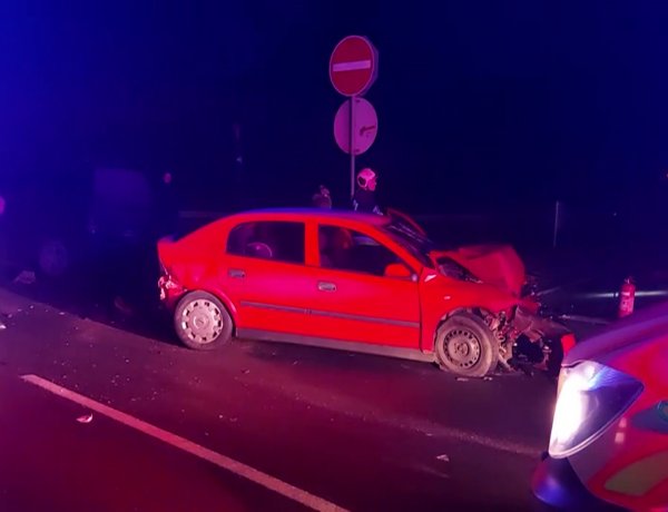 Három személygépkocsi ütközött tegnap délután a 4-es számú főúton, az M3-as lehajtójánál