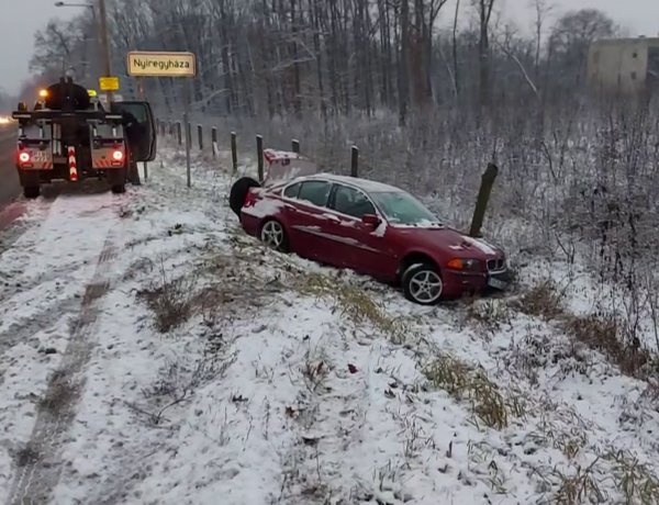 Megcsúszott a havas úton és kerítésnek, majd fának ütközött egy autó Sóstón