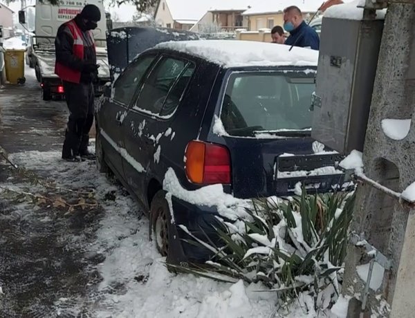 Roncsautót szállított el szerdán délelőtt a Közterület-felügyelet