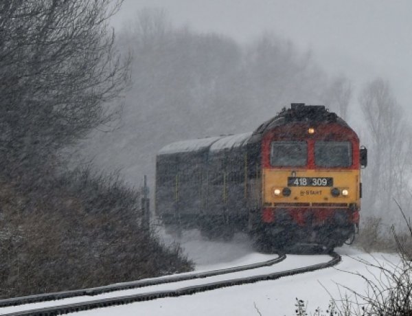 Több vonat nem jár, nőtt a buszok menetideje a havazás miatt