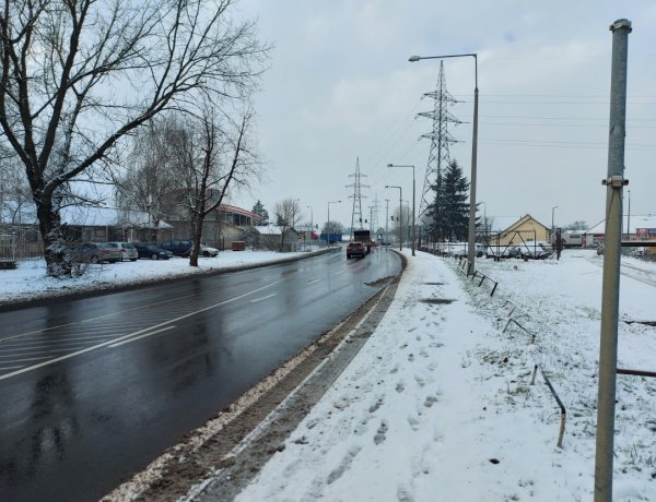 Eltűnt egy besorolást jelző közúti KRESZ-tábla a Tünde utcáról