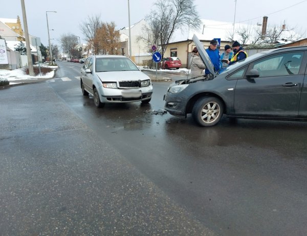 A Kígyó utca Debreceni út kereszteződésében ütközött két jármű