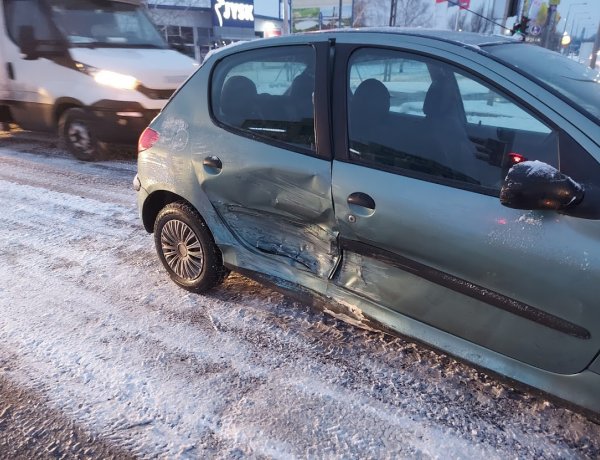 Szabálytalanul kanyarodó autó ütközött egy szabályosan közlekedővel a Törzs utcán