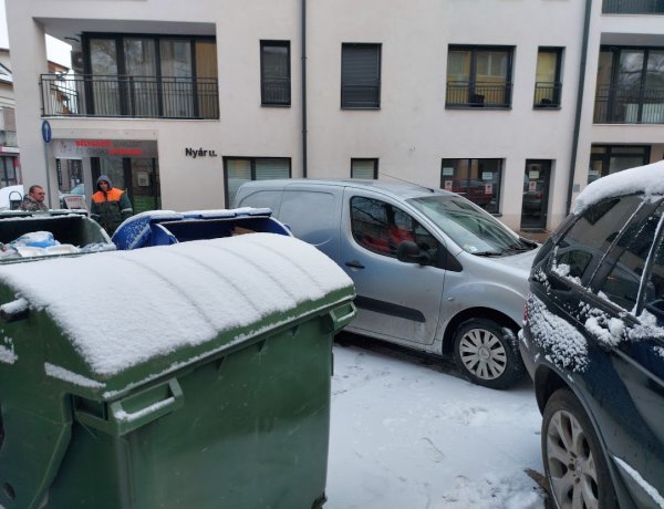 Akadályozta a hulladékszállítást több szabálytalanul parkoló személyautó is a Nyár utcán