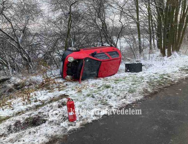 Felborult egy autó Érpataknál: megcsúszott, majd oldalára borult 