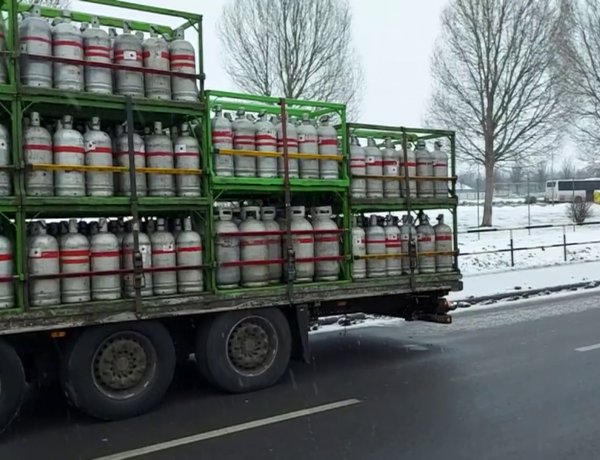 Műszaki hibás gázpalackokat szállító teherautó akadályozta a forgalmat a Törzs utcán