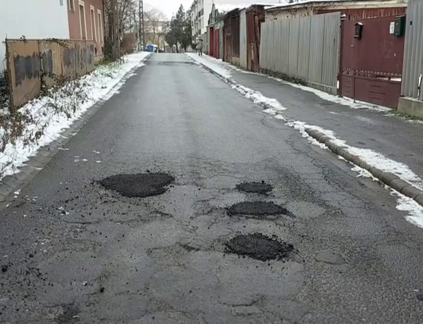 A NYÍRVV munkatársai a város belső úthálózatán kátyúztak pénteken