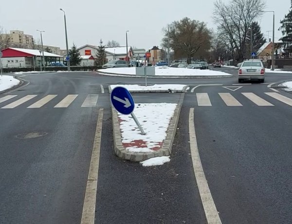 Felhajtott a járdaszigetre és kikerülést jelző táblának ütközött egy jármű a Család utcán