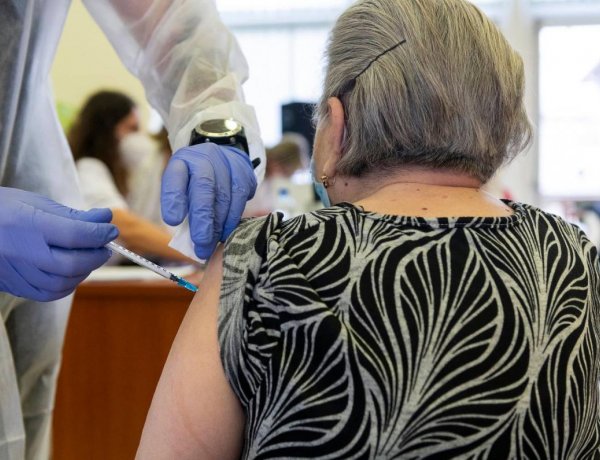 Hétvégén újabb idősotthonokban folytatódik a védőoltások beadása