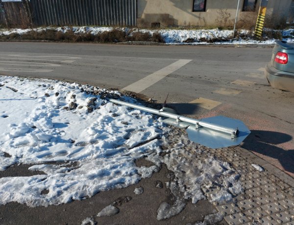 Közlekedési táblát döntött ki egy autós Nyíregyháza egyik forgalmas kereszteződésében