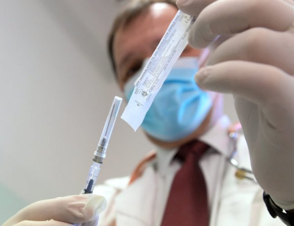 Szlávik János: 8-10 hónapig biztosan véd az oltás           