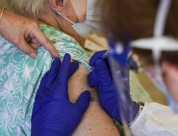 Oltás – Több mint 6500 embernek adták már be a vakcinát az idősotthonokban