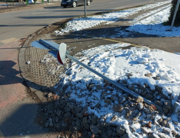 Egy hét alatt négy KRESZ-táblát is kitörtek Nyíregyházán    