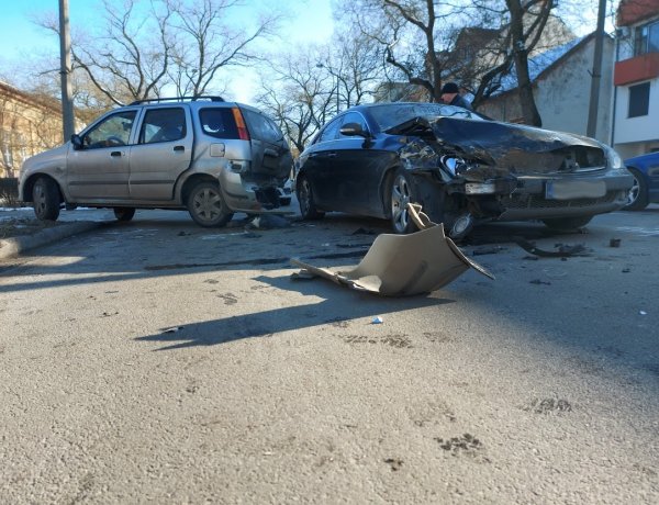 Tolatás közben ütközött egy személygépkocsi egy másik járműnek, totálkárosra törtek