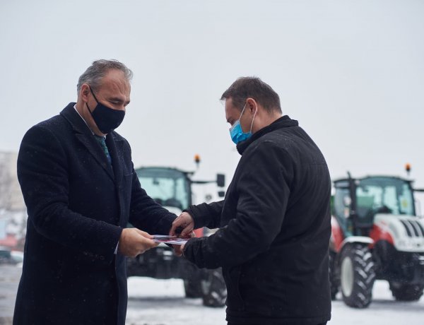 22 oktatási intézmény kap vadonatúj traktorokat, kisbuszokat és személygépjárműveket