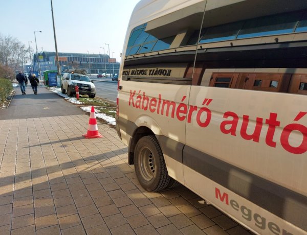 Erősáramú kábelek helyreállítása és terhelésmérése zajlik a Vay Ádám körúton
