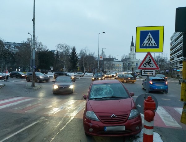 Súlyos sérülés gyanújával szállították kórházba az  Országzászló téren elütött biciklist