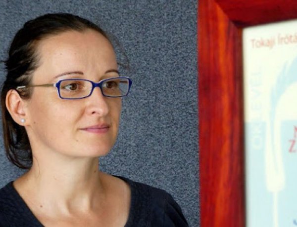 Nyíregyházi költőt díjaztak: Bella István-díjat kapott Nagy Zsuka