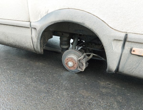 Kitört kerekű jármű lassította a forgalmat csütörtökön a Semmelweis utcán 