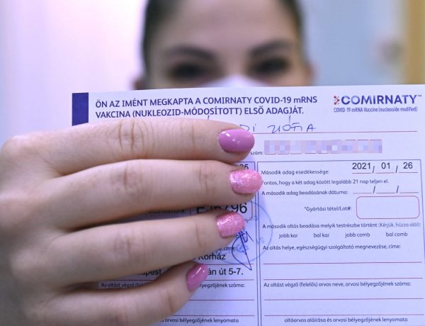 Védettséget igazoló plasztikkártyát kaphatunk                     