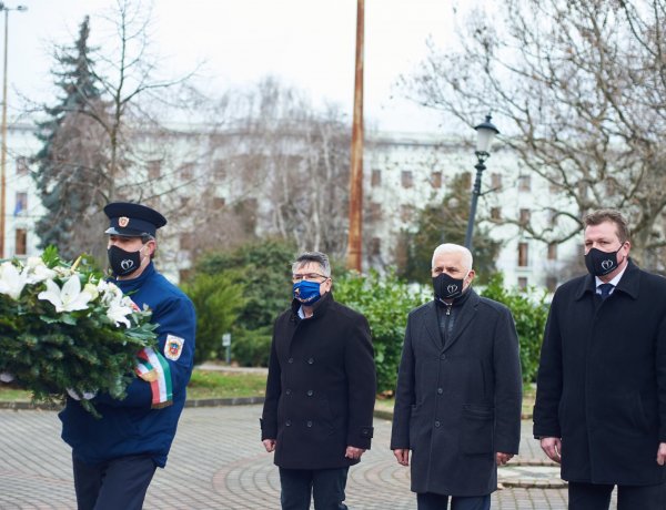 A magyar kultúra napja – Csendes megemlékezés a megyeháza előtt