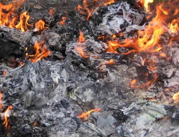 Miért veszélyes a bútorlappal, forgácslap-hulladékkal való tüzelés?