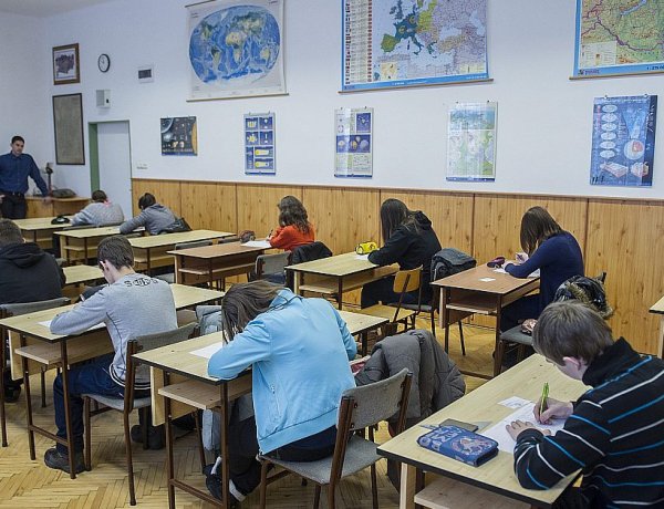 Hetvenötezer diák felvételizik - Szombaton tartják a  központi írásbeli vizsgákat