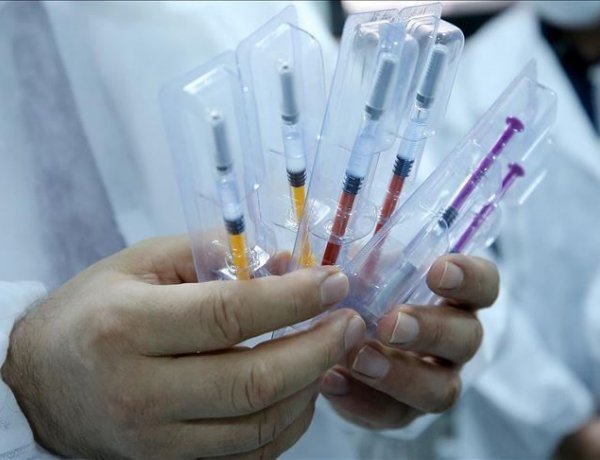 Folyamatos az oltás – Hamarosan érkezik az első adag orosz vakcina 