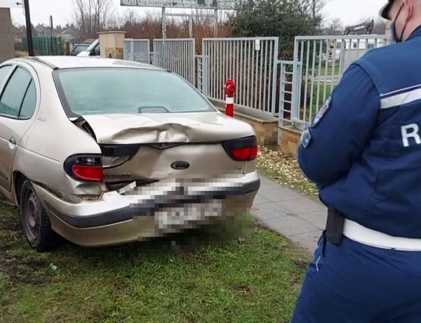 Ráfutásos baleset lassította a forgalmat az Orosi úton hétfőn reggel