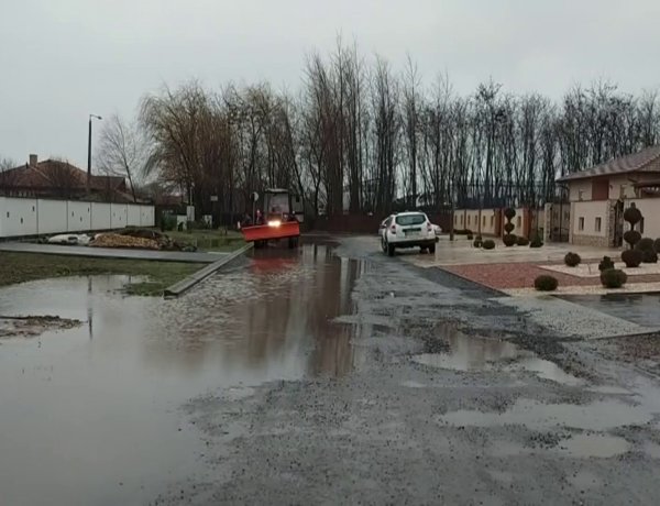 A NYÍRVV szivattyúzási munkálatokat végez Oroson, a Napkelte utcában