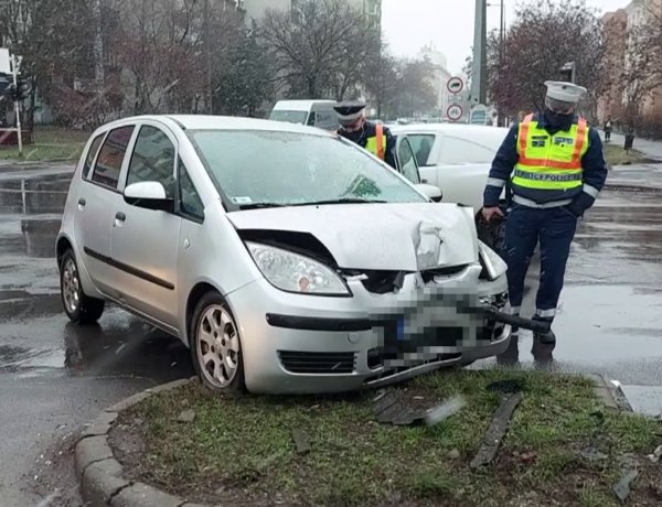 Útpadkának, majd villanyoszlopnak csapódott egy kanyarodó jármű a Ferenc körúton