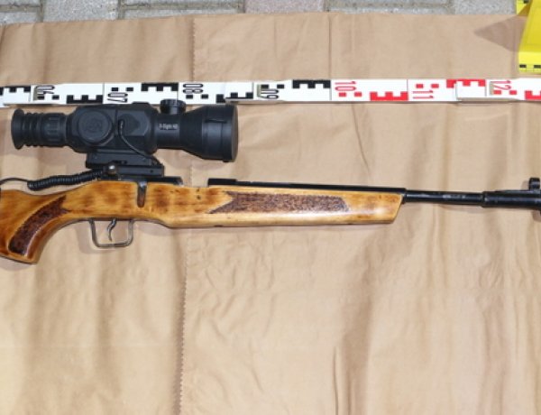 Nem volt engedélye az autóban tartott fegyverre             