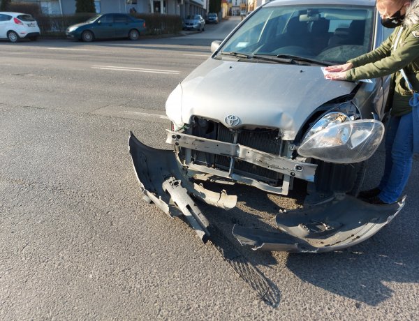 Baleset a Hunyadi utcánál - nem adott elsőbbséget a kanyarodó