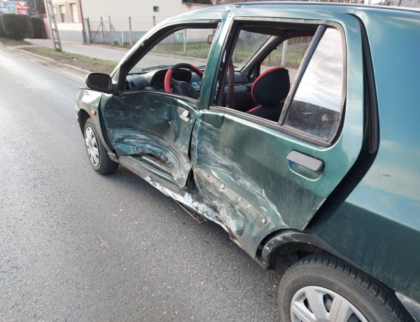 Figyelmetlenül váltott sávot, totálkárosra törtek az autók  